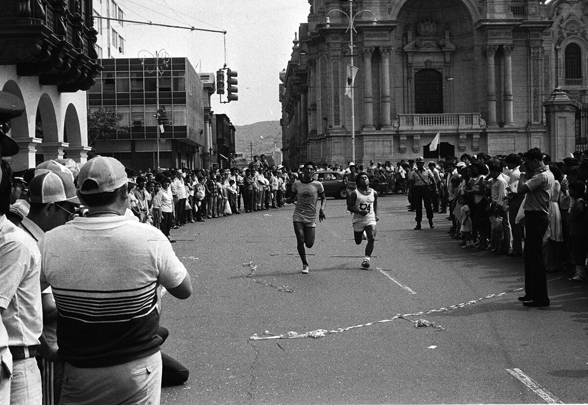 Así llegaban a la meta los corredores esa jornada sabatina y excesivamente calurosa. (Foto: Archivo Histórico de El Comercio / Darío Médico)