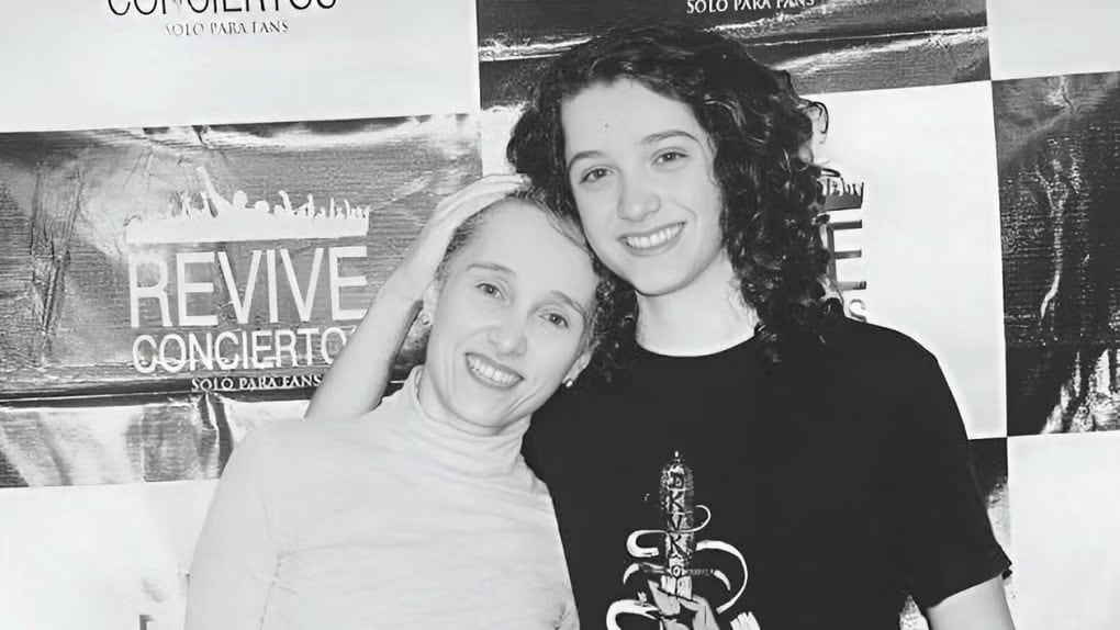 Vasco Madueño junto a su madre, Jessica Madueño. Ella encabezó durante más de dos décadas la lucha por el reconocimiento legal de su hijo y falleció en noviembre tras una prolongada batalla contra el cáncer. (Foto: Difusión)