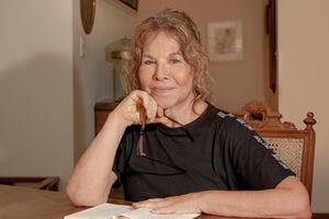 “Huella Púrpura” el debut poético de la artista plástica Ana María Abusada