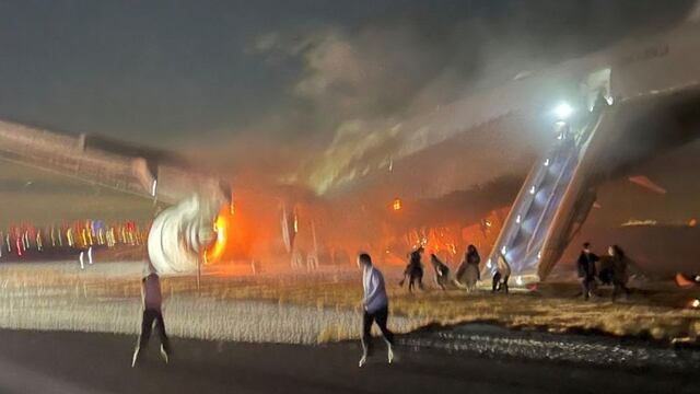 Cómo fue la milagrosa evacuación de cientos de pasajeros del Airbus A350 que se incendió en un aeropuerto de Tokio