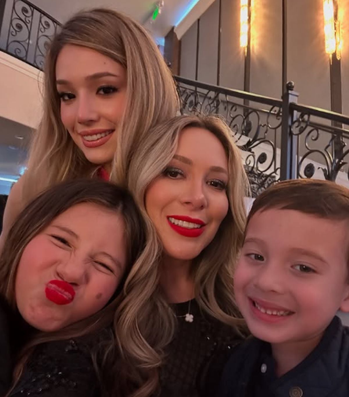 La esposa de Julio César Chávez Jr. junto a sus tres hijos. Los más pequeños son del boxeador (Foto: Frida Muñoz / Instagram)