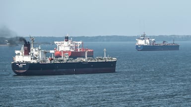 Buques petroleros navegan por el lago de Maracaibo, Venezuela, el 15 de marzo de 2019. (Foto de JUAN BARRETO / AFP).