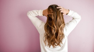 ¿Qué es el corte químico en el cabello y cómo detectarlo?