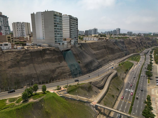 En caso de caer, los escombros del edificio Altea caerían sobre el puente peatonal que permite evacuar a los viandantes ante un sismo. Foto: Antonio Melgarejo.