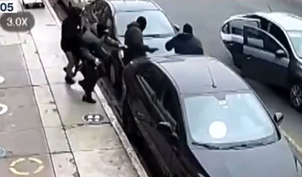 Cuatro delincuentes con los rostros cubiertos asaltaron una agencia del BBVA en San Martín de Porres | Foto: Captura de video / Canal N