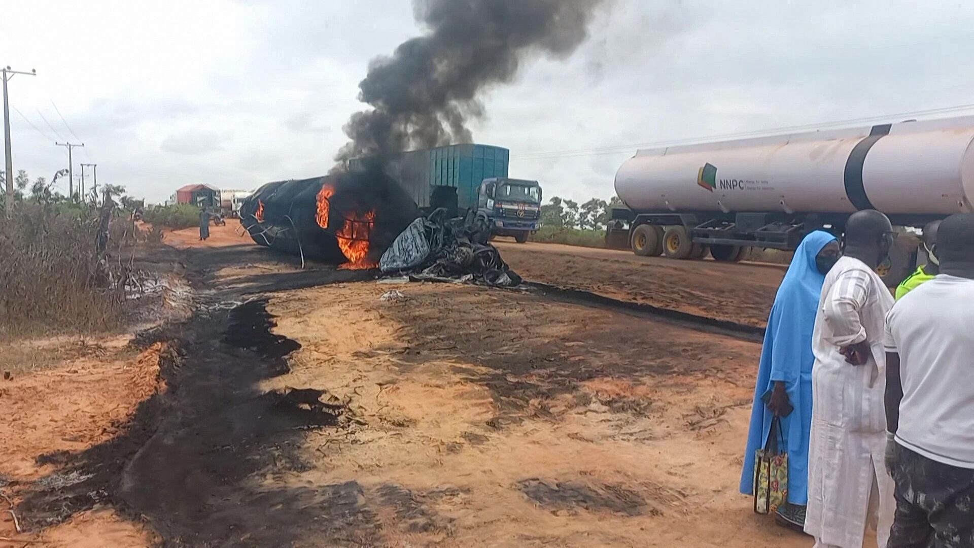 Un camión cisterna de combustible explotó después de chocar con un camión que transportaba pasajeros y ganado en el norte de Nigeria, matando al menos a 59 personas, dijo una agencia de rescate el 9 de septiembre de 2024. (Foto de la Agencia de Gestión de Emergencias del Estado de Níger (NEMA) / AFP)