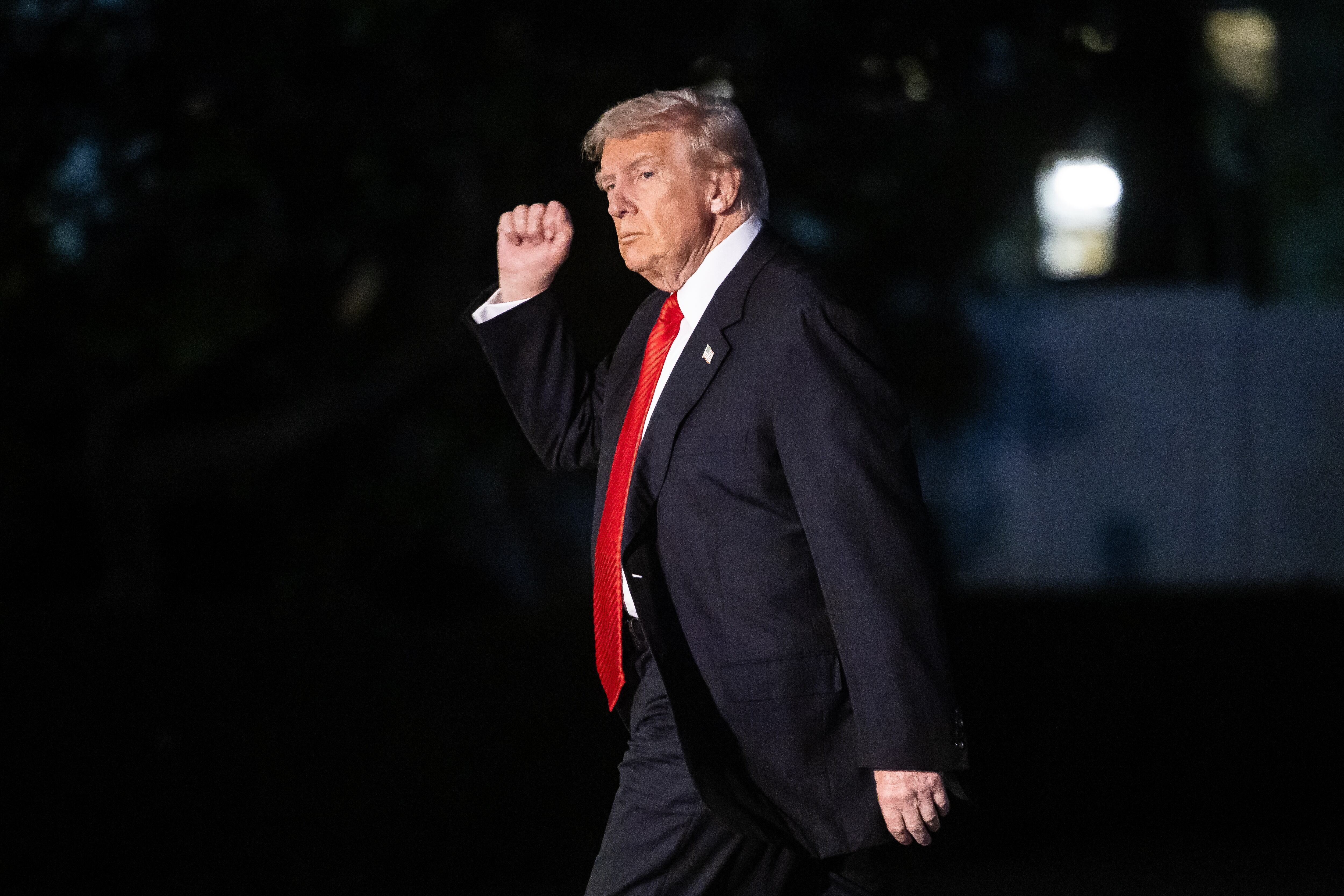 El presidente de Estados Unidos, Donald Trump, camina por el Jardín Sur de la Casa Blanca en Washington.