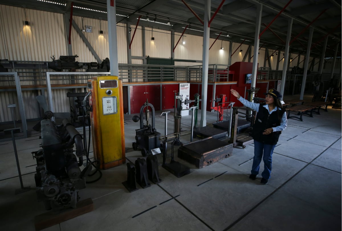 En la sala Tacna-Arica se pueden apreciar medidores de gasolina y otras máquinas vinculadas al mundo ferroviario.