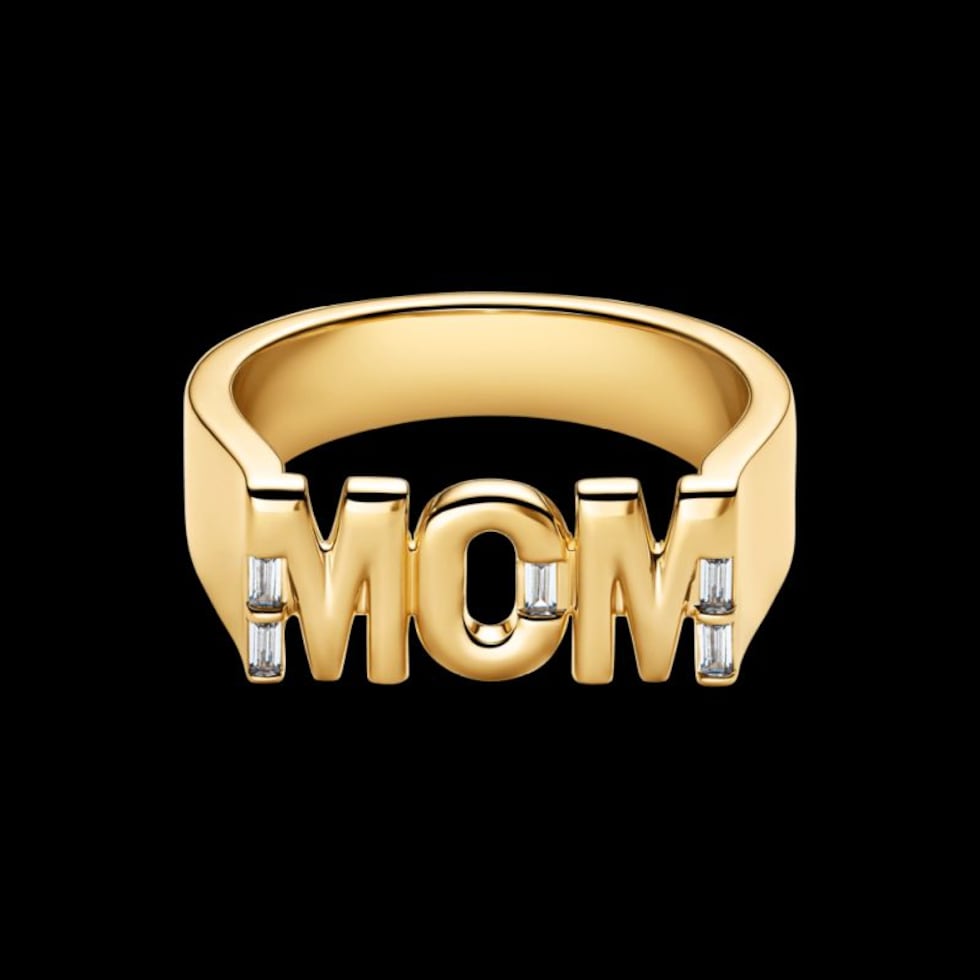 El anillo Sello de Mamá de Pandora se posiciona como una pieza audaz. Con la inscripción “MOM” y detalles brillantes que rinden homenaje a la maternidad desde una mirada contemporánea. Encuéntralo en pe.pandora.net. IG: @theofficialpandora