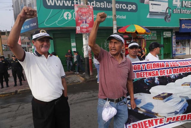 Estos dos hombres en SMP se unen al paro. Cabe señalar que el MTC indicó que el Metropolitano, Metro de Lima y demás transporte público funcionará con normalidad. Foto: Alessandro Currarino / @photo.gec