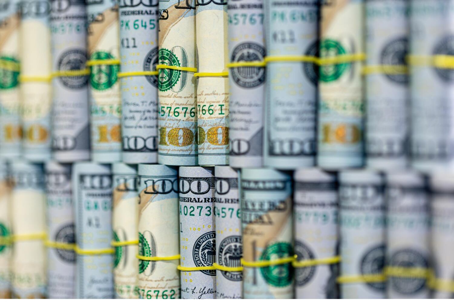 Las grandes firmas vienen invirtiendo varios miles de millones de dólares en la IA. (Foto: freepik.es)