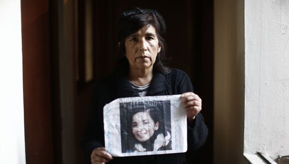 Rosario Aybar, madre de Solsiret Rodríguez, posa junto a la fotografía de su hija. Foto: Geraldo Caso