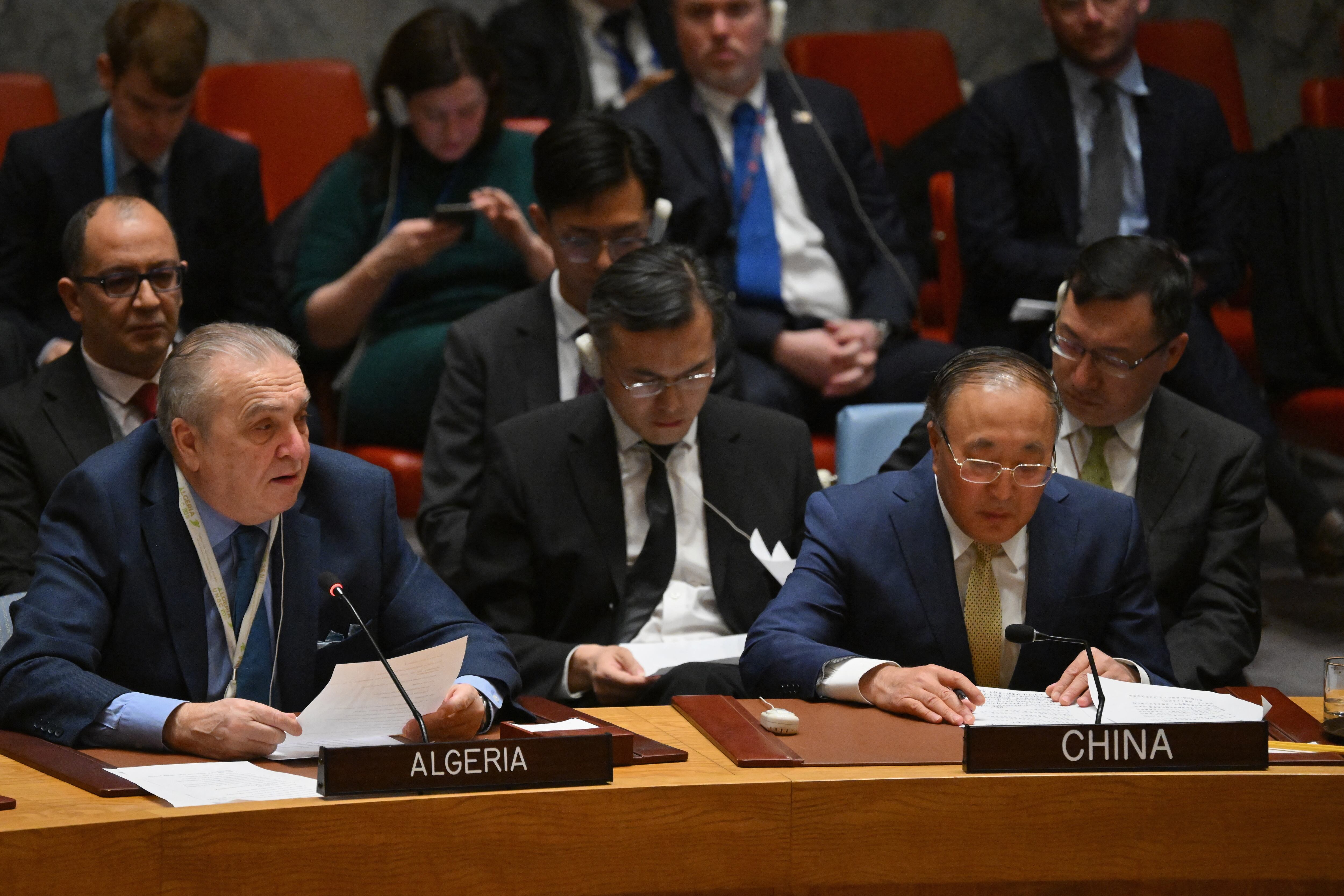 El embajador de Argelia ante la ONU, Amar Bendjama, con el embajador de China ante la ONU, Zhang Jun, habla durante una votación del Consejo de Seguridad de la ONU sobre un alto el fuego en Gaza y un acuerdo de rehenes en la sede de la ONU en Nueva York, el 22 de marzo de 2024. (Foto de ANGELA WEISS / AFP)