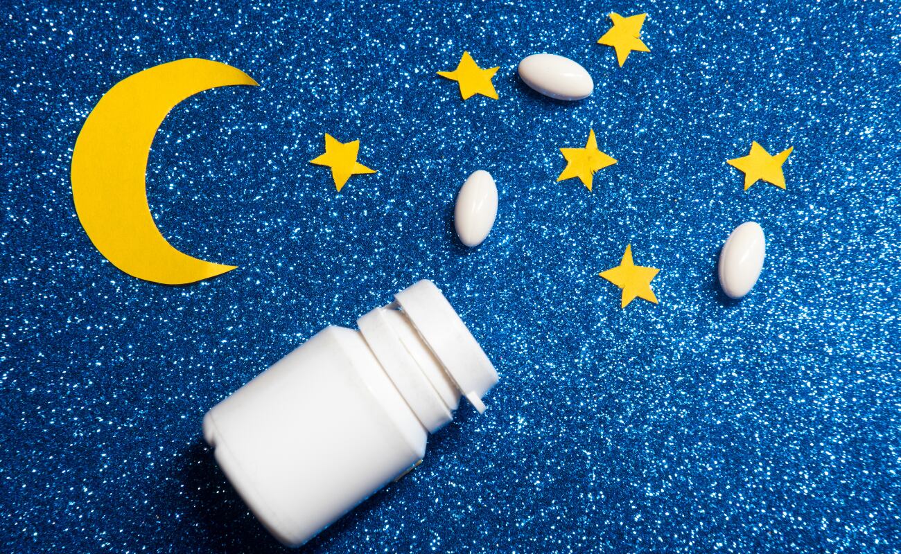 El uso de melatonina ha aumentado como respuesta al insomnio y al ritmo de vida moderno, pero su fácil acceso y popularidad esconden riesgos cuando se consume sin control médico.