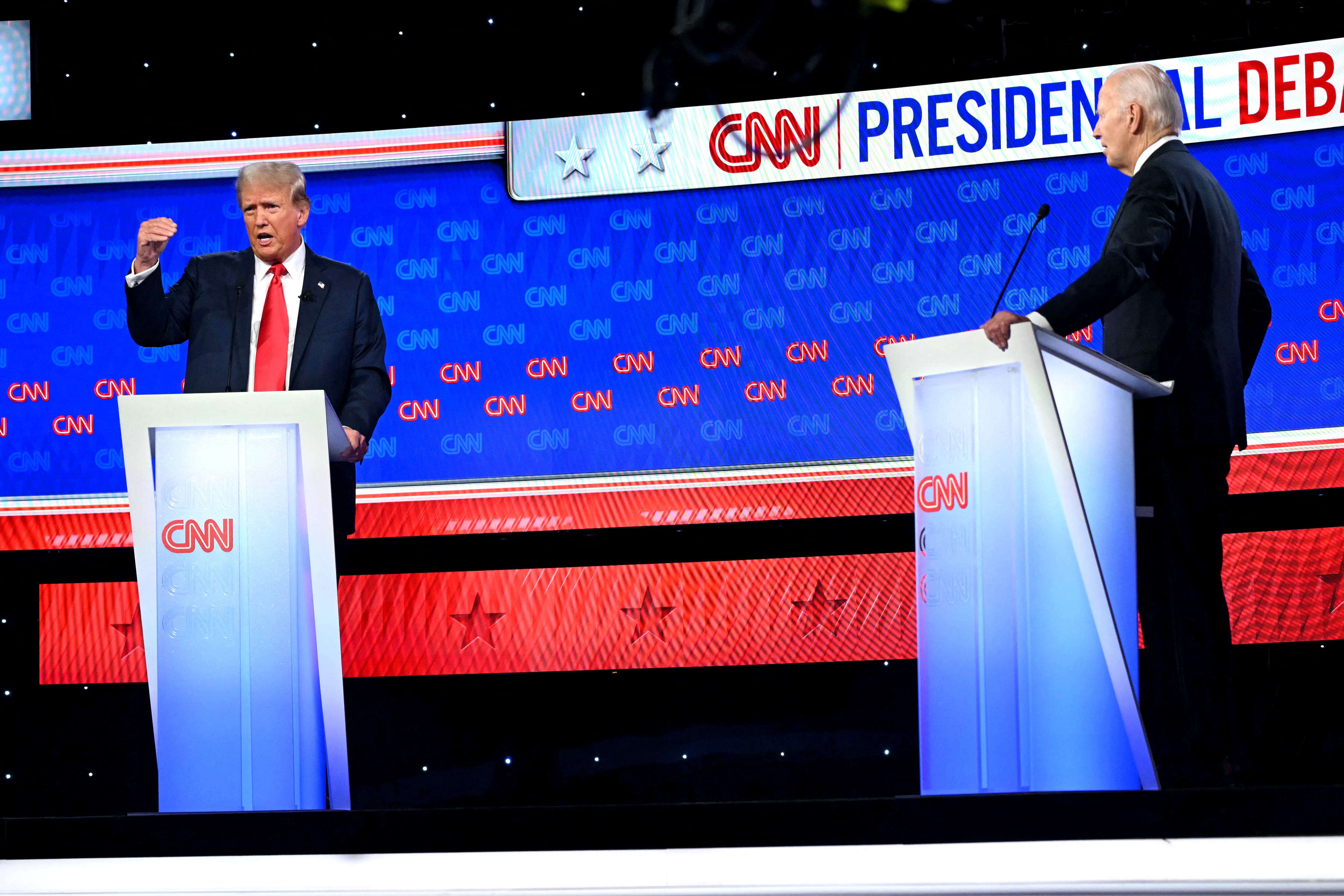 El demócrata Joe Biden y el republicano Donald Trump protagonizaron el primer debate presidencial rumbo a las elecciones de noviembre, organizado por la cadena de noticias CNN. (Foto: AFP)
