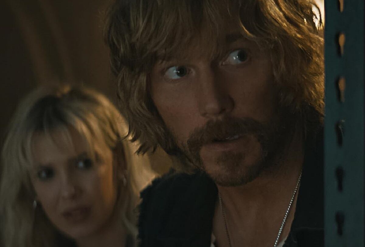 Millie Bobby Brown asume el rol de Michelle y Chris Pratt asume el rol del contrabandista Keats en la comedia de ciencia ficción "Estado eléctrico" (Foto: Netflix)