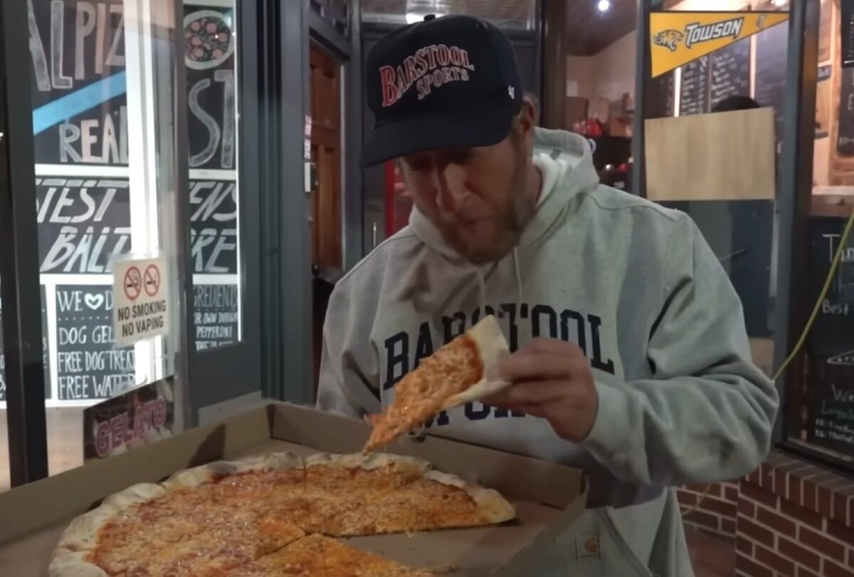 Dave Portnoy le dio una calificación de 7,9 sobre 10 a la pizzería de William Fagg. (Foto: YouTube One Bite Pizza Reviews)