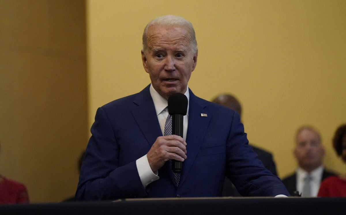 El presidente estadounidense Joe Biden pronuncia un discurso mientras asiste al Brookland Baptist Banquet Center para su “almuerzo dominical” en West Columbia, Carolina del Sur, el 28 de enero de 2024 | Foto: Kent Nishimura/AFP