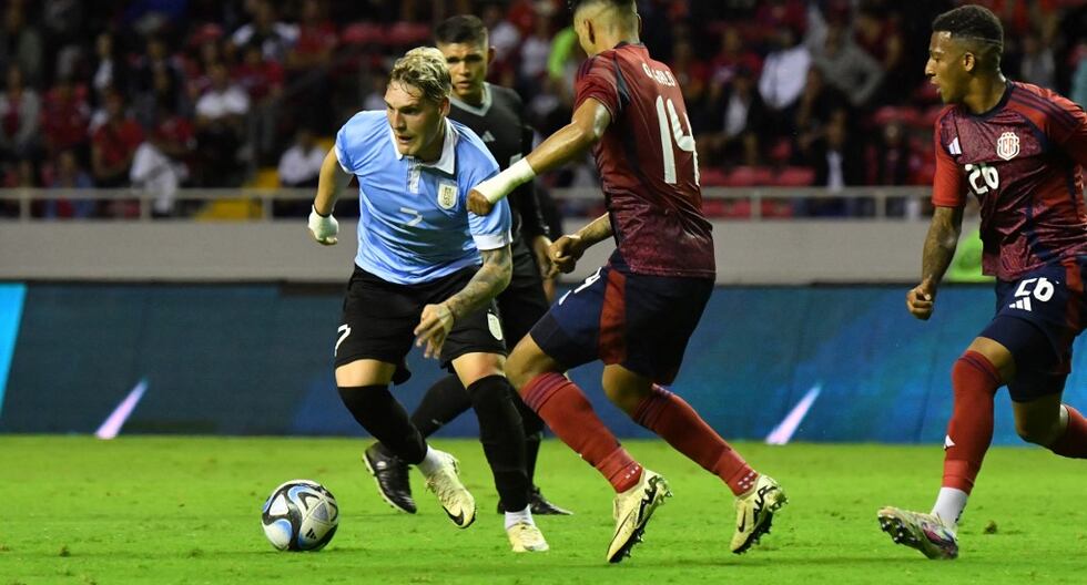 Uruguay�s Emiliano Gomez (L), Costa Rica�s Orlando Gallo (C) and Costa Rica�s Joseph Peraza (R) fight for the ball during the friendly football match between Costa Rica and Uruguay at the National Stadium in San Jose on March 31, 2024. (Photo by Ezequiel BECERRA / AFP)