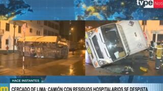 Cercado de Lima: tráiler con residuos hospitalarios se volcó tras ser impactado por un taxi | VIDEO 