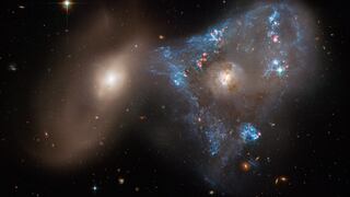 Telescopio Hubble capta espectacular colisión frontal de dos galaxias