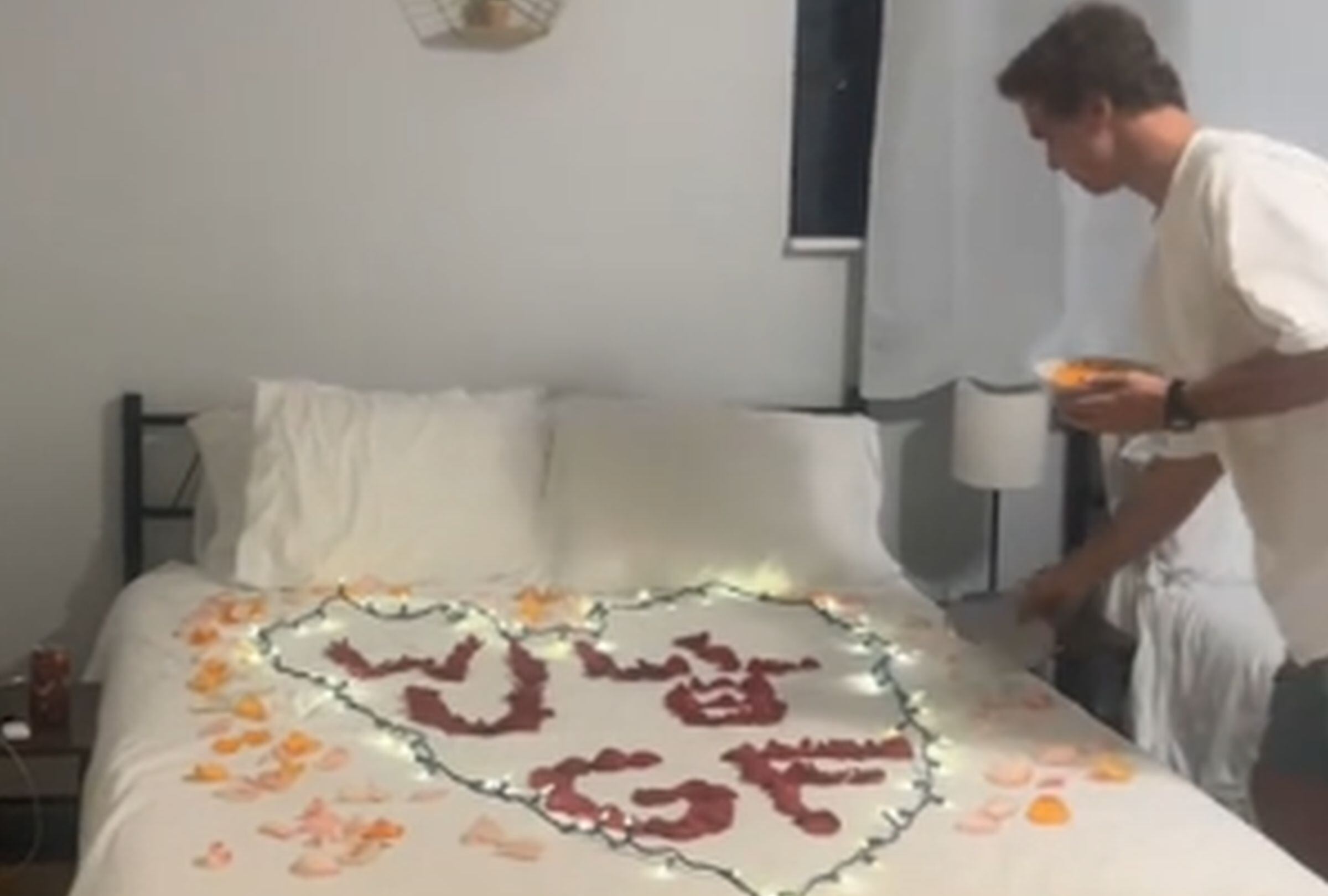 Esta imagen muestra cómo uno de los jóvenes está decorando la cama de su amigo. (Foto: @thisisdylvn / TikTok)