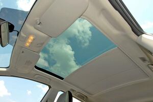 Aportan luminosidad, pero no filtran el calor como deberían: los pros y los contras del techo panorámico en los autos