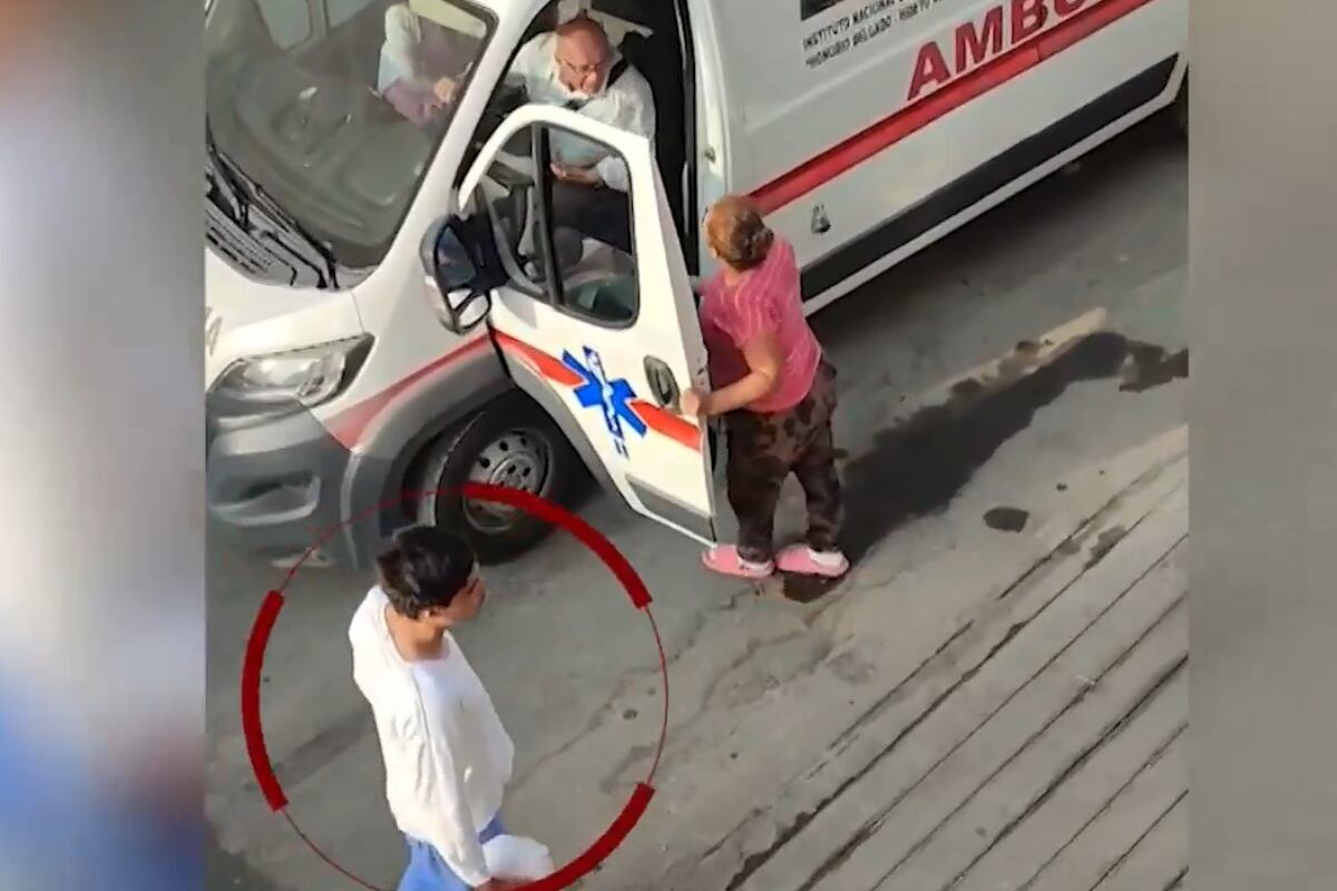 Instituto de Salud Mental lo dejó abandonado en la vía pública pese a su condición médica. (Foto: Captura/América Noticias)