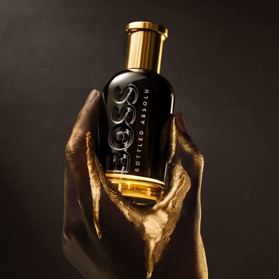 Una fragancia atrevida y amaderada para el hombre de tu vida. El perfume Bottled Absolu de BOSS deja una estela memorable e irresistible con toques de cuero y esencia de pachulí. Disponible en Perfumerías Unidas.