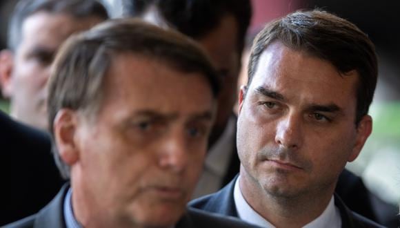 El presidente de Brasil, Jair Bolsonaro, y su hijo Flavio Bolsonaro. (Foto: AFP)