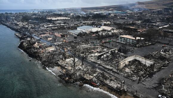 Casas y edificios destruidos en el paseo marítimo quemados hasta los cimientos en Lahaina después de los incendios forestales en el oeste de Maui, Hawái. (Foto de Patrick T. Fallon / AFP)