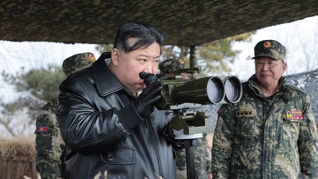 Kim Jong-un supervisa ejercicios de artillería cerca de la frontera con Corea del Sur
