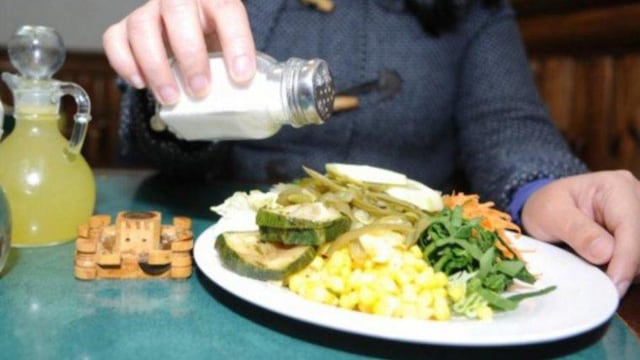 Congresista Katy Ugarte presenta proyecto de ley que prohíbe exposición de sal y sodio en mesas de restaurantes