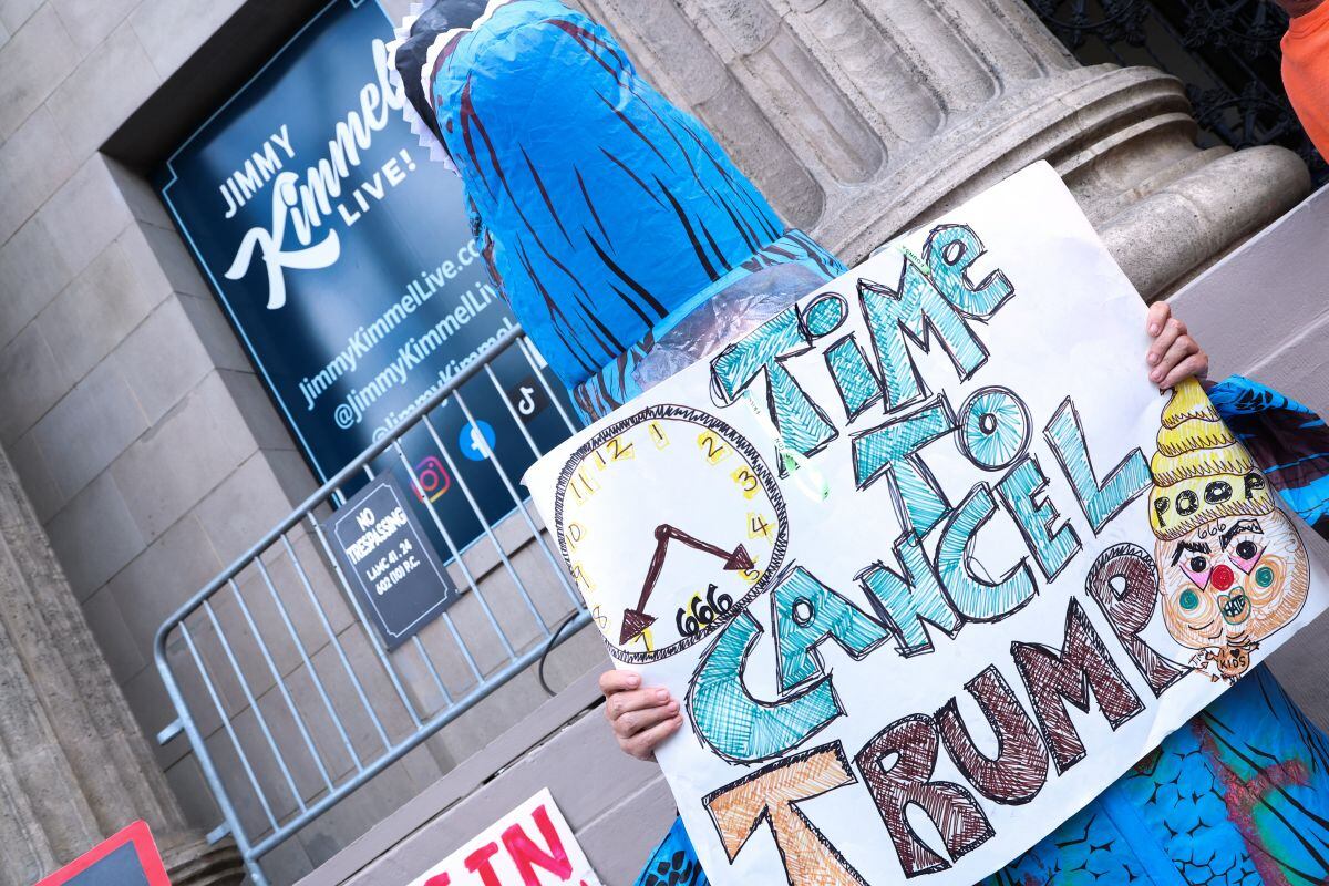 Un manifestante sostiene un cartel frente al programa "Jimmy Kimmel Live!" en Hollywood, California, el 23 de septiembre de 2025.