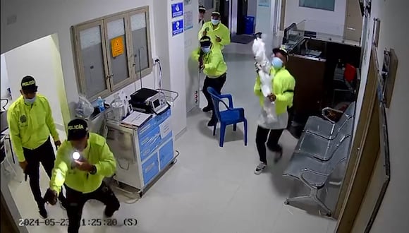 Sicarios vestidos de agentes del Instituto Nacional Penitenciario y Carcelario (Inpec) ingresan a una sede de Mediclínica, en Barranquilla, el 23 de mayo de 2024. (Captura de Twitter/X @darcyquinnr)