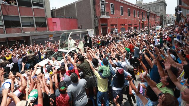 El papa Francisco visitó el Perú en enero del 2018. En la imagen, Jorge Bergoglio en el papamóvil pasando por el centro de Lima. (Foto: Juan Ponce Valenzuela/GEC)