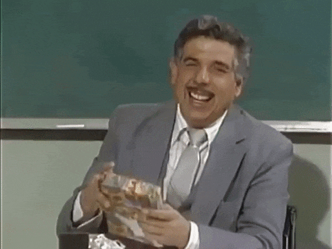 Escena en la que el Profesor Jirafales recibe un presente. (Gif: Tenor / Televisa)