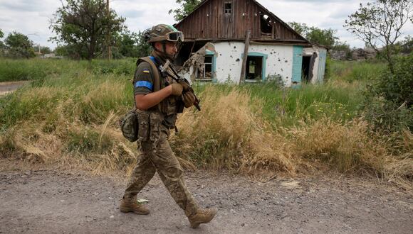 Imagen referencial | Un militar ucraniano patrulla en una calle de la aldea recientemente liberada de Blagodatne, región de Donetsk, el 16 de junio de 2023, en medio de la invasión rusa de Ucrania. (Foto de Anatolii Stepanov / AFP)