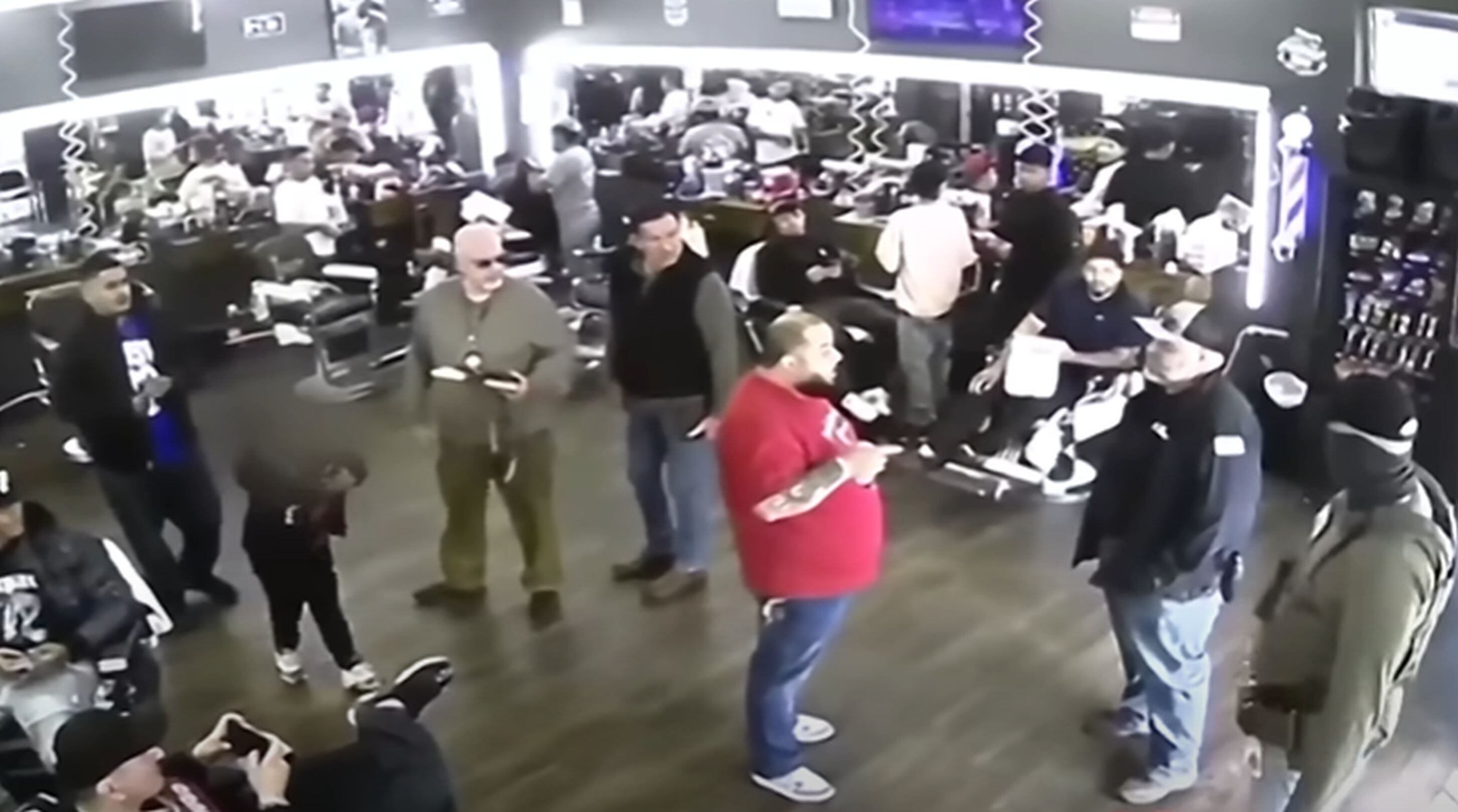 Solo uno de los agentes migratorios del ICE no optó por irse luego de que Óscar Vargas le pidiera que se marchara. (Foto: Noticias Telemundo / YouTube)