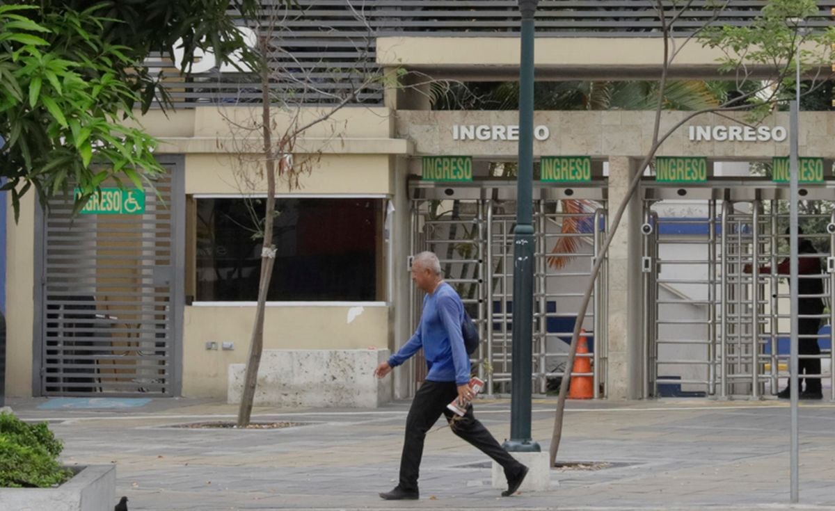 Un hombre pasa al frente a una sede cerrada de la Universidad de Guayaquil, el 10 de enero de 2024, durante el segundo día del estado de excepción declarado por el presidente de Ecuador, Daniel Noboa, en Guayaquil (Ecuador) | Foto: EFE/ Carlos Durán Araújo