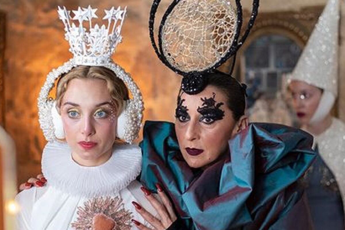 La reina Fátima convenciendo a Soledad de casarse en “Érase una vez... pero ya no” (Foto: Netflix)