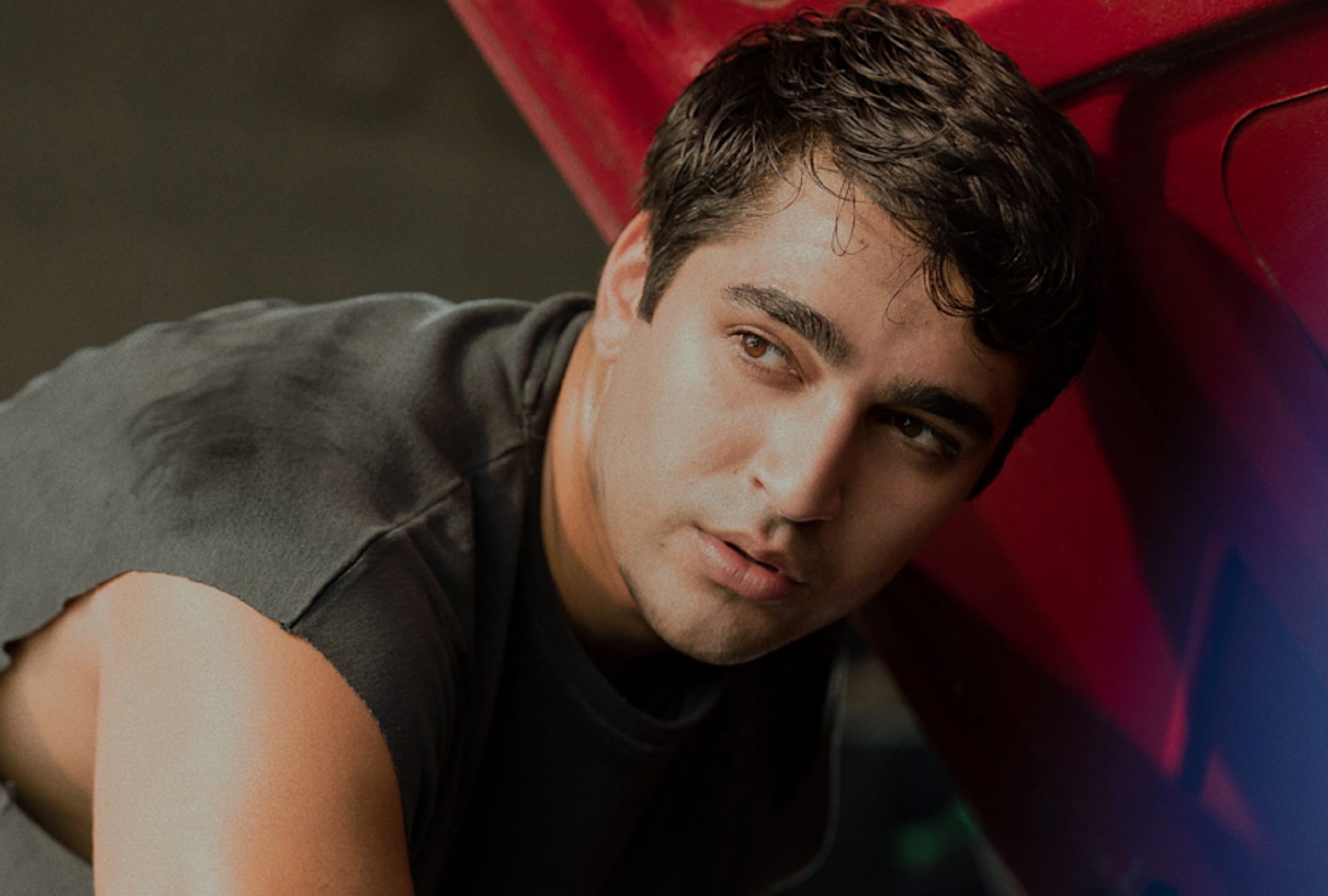 Mert Ramazan Demir como Baran en la película turca "Un hombre abandonado" (Foto: Netflix)