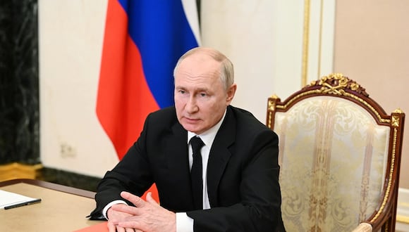 El presidente ruso Vladimir Putin presidiendo una reunión del Consejo de Seguridad a través de una videoconferencia en el Kremlin en Moscú el 4 de agosto de 2023. (Foto de Alexander KAZAKOV / POOL / AFP)