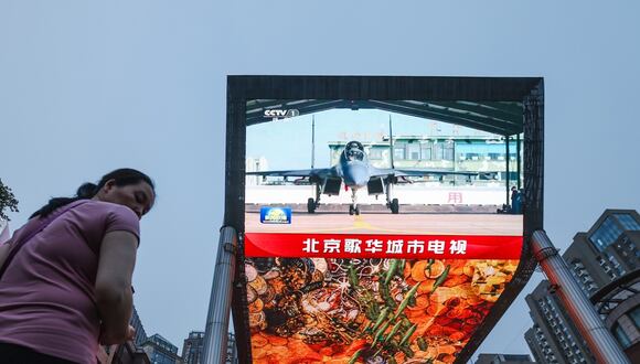 Una pantalla transmite las noticias de la noche sobre la realización de ejercicios militares por parte de China en Taiwán, en Beijing, China, el 23 de mayo de 2024. (Foto de EFE/EPA/WU HAO)