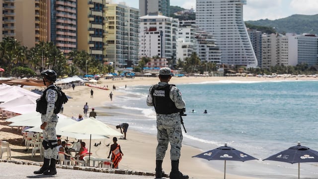 México: Acapulco cierra bares pero mantiene las playas abiertas ante tercera ola de coronavirus