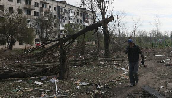 Un residente local pasa junto a edificios de apartamentos destruidos cerca de la ciudad de Avdiivka, en la región de Donetsk. (Foto de Anatolii STEPANOV / AFP)