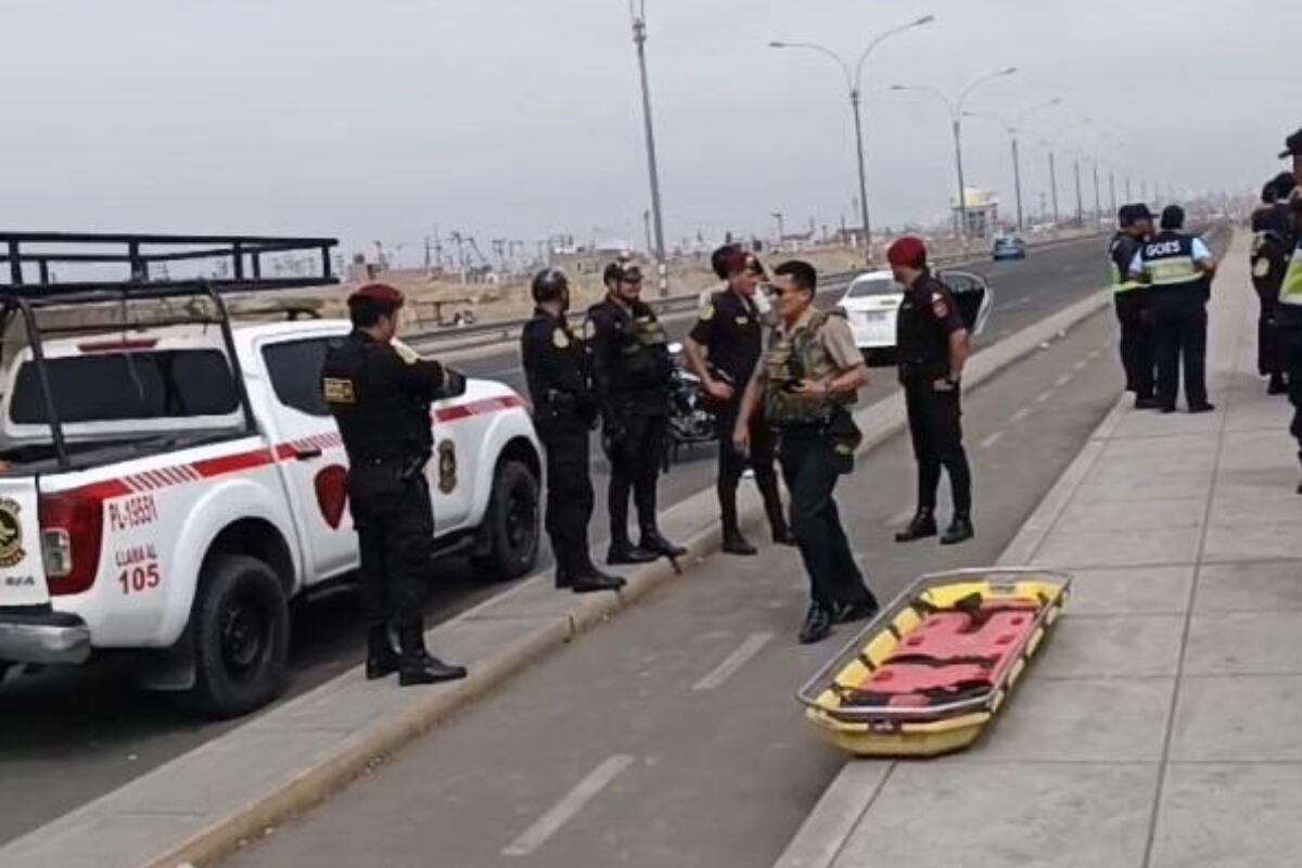 El cadáver de una mujer, aún sin identificar, fue hallado envuelto en una manta en la orilla del Mar Brava. (Foto: Callao TV)