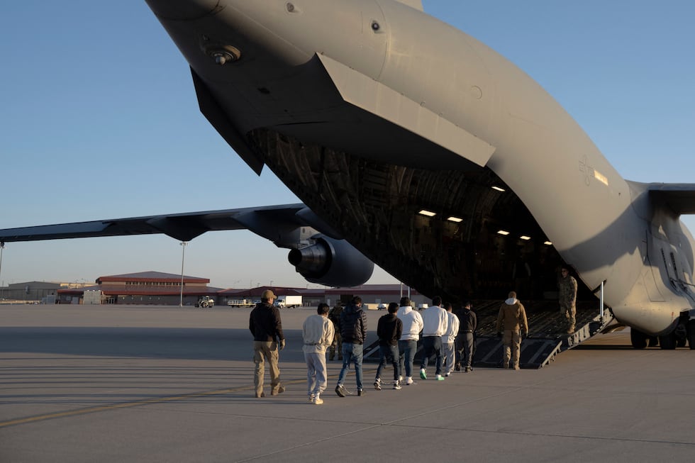 Agentes de Aduanas y Protección Fronteriza de Estados Unidos guiando a inmigrantes indocumentados para que aborden un avión C-17 Globemaster III asignado al 60th Air Mobility Wing para un vuelo de deportación en Fort Bliss, Texas. (Foto de Nicholas J. De La Pena / DVIDS / AFP)