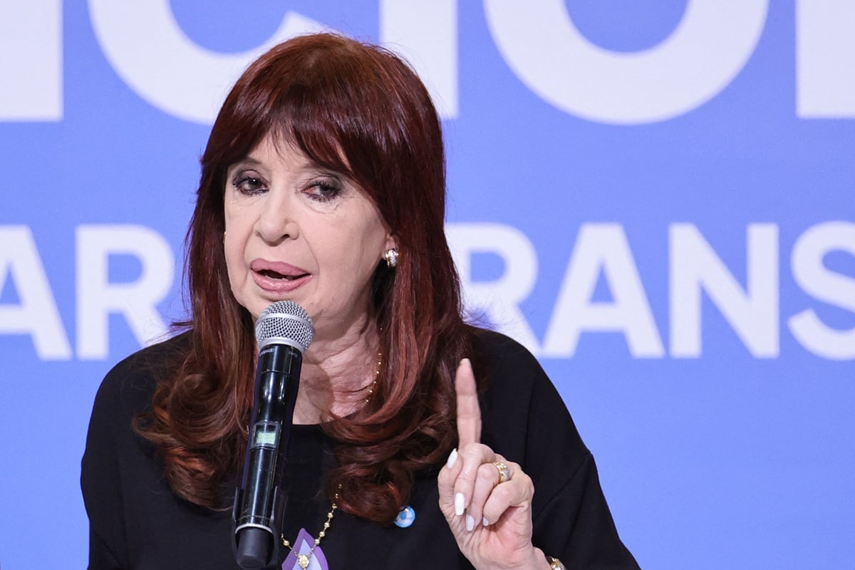 La expresidenta de Argentina, Cristina Kirchner, habla durante la clausura del Congreso Nacional de Educación en Buenos Aires, el 22 de marzo de 2025. (Foto de Emiliano Lasalvia / AFP)