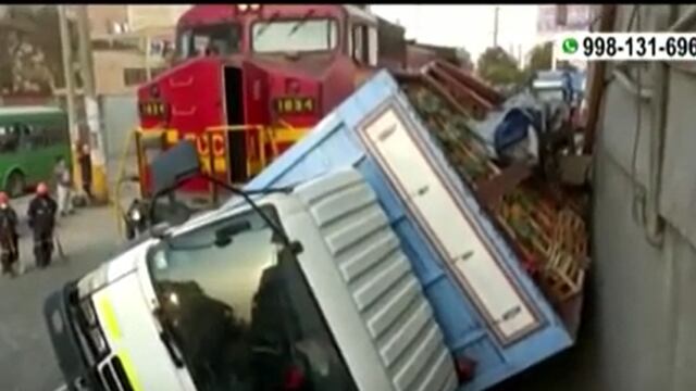 Ate: cámara de seguridad graba cuando tren chocó a camión y arrastró varios metros | VIDEO